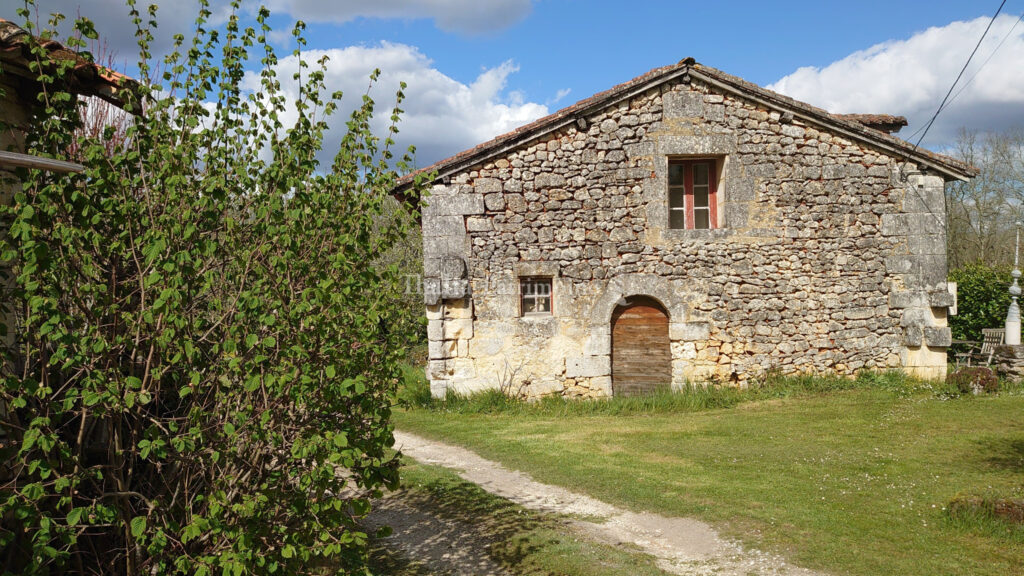 SUPERBE PROPRIETE A RENOVER   380 m2 environ -10 chambres, 1 – 16 pièces – 10 chambres – 390 m²