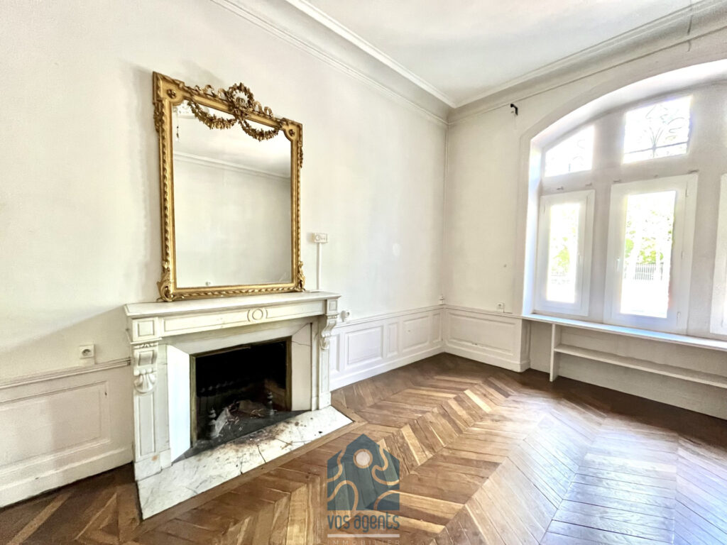 Hôtel particulier sur 3 niveaux avec terrasse  – 8 pièces – 5 chambres – 226.41 m²