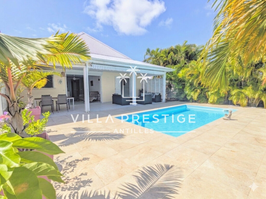 VILLA DE CHARME AVEC PISCINE ET GARAGE – CENTRE-VILLE SAINT- – 4 pièces – 3 chambres – 83.84 m²