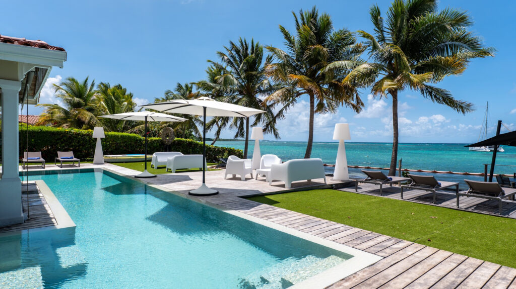 VILLA D&rsquo;EXCEPTION AVEC PLAGE SUR LE LAGON DE ST FRANCOIS – 7 pièces – 6 chambres – 260 m²