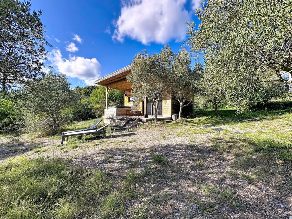 Parcelle avec nombreux oliviers. – 5 pièces – 4 chambres – 174 m²