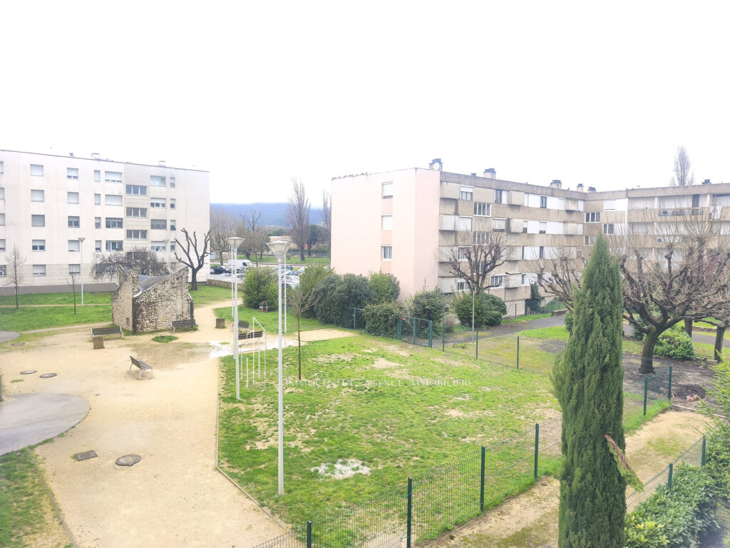 Grand T5 de 92 m2- 4 chambres – balcon- cave – Montélimar Pr – 5 pièces – 4 chambres – 92 m²
