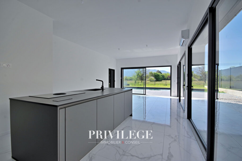 Plain-pied contemporain avec piscine et prestations haut de  – 4 pièces – 3 chambres – 155 m²