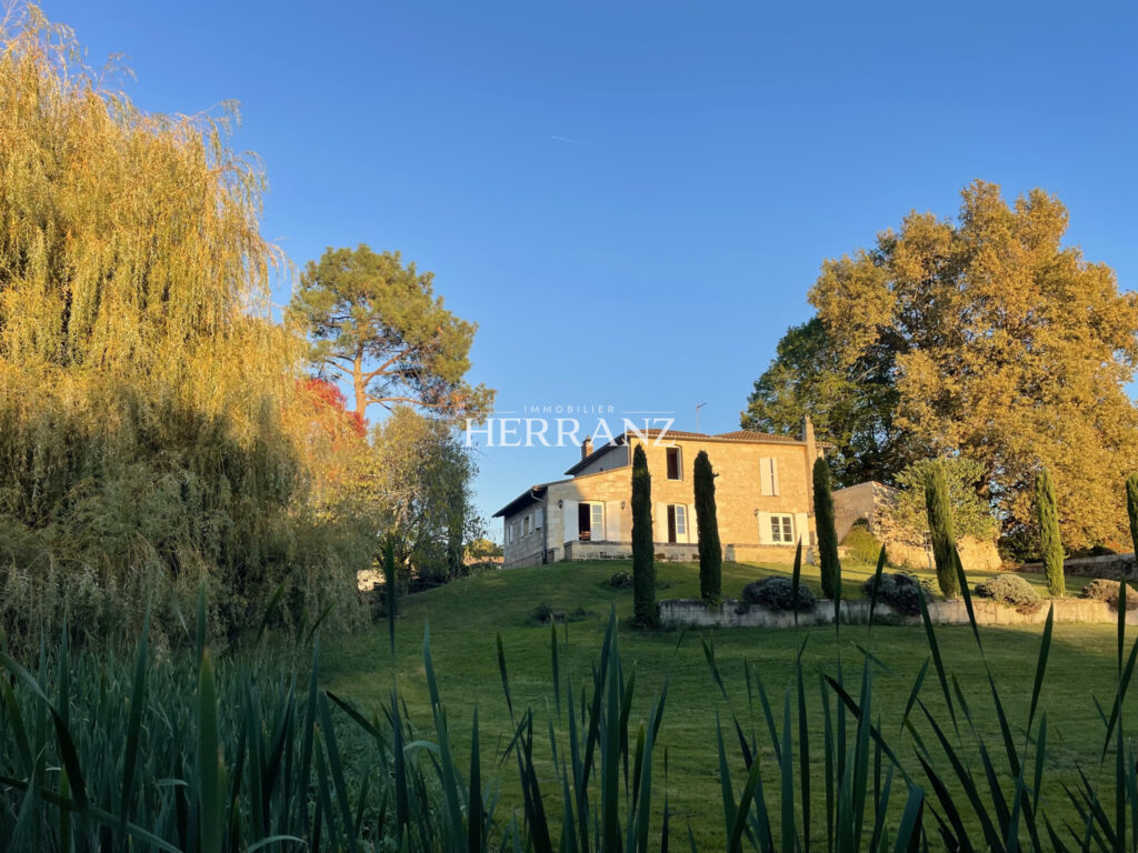 Propriété de Caractère en Pierre à Libourne, proche Saint-Ém – 8 pièces – 3 chambres – 192 m²