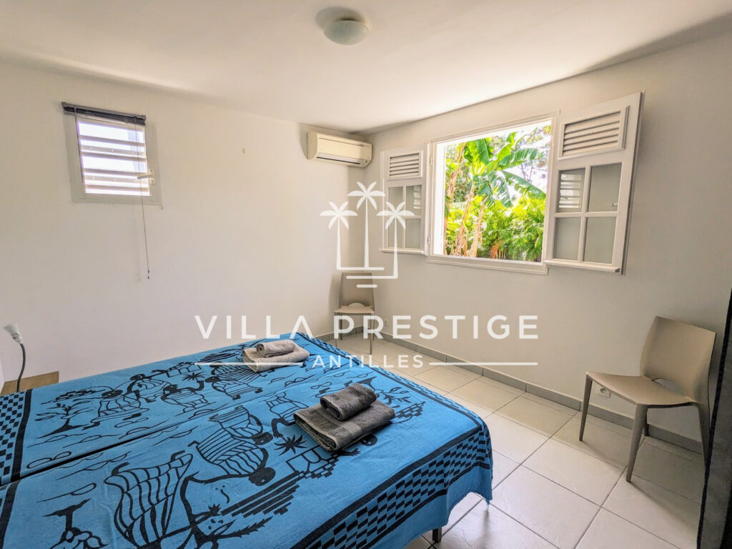 VILLA DE CHARME AVEC PISCINE ET GARAGE – CENTRE-VILLE SAINT- – 4 pièces – 3 chambres – 83.84 m²