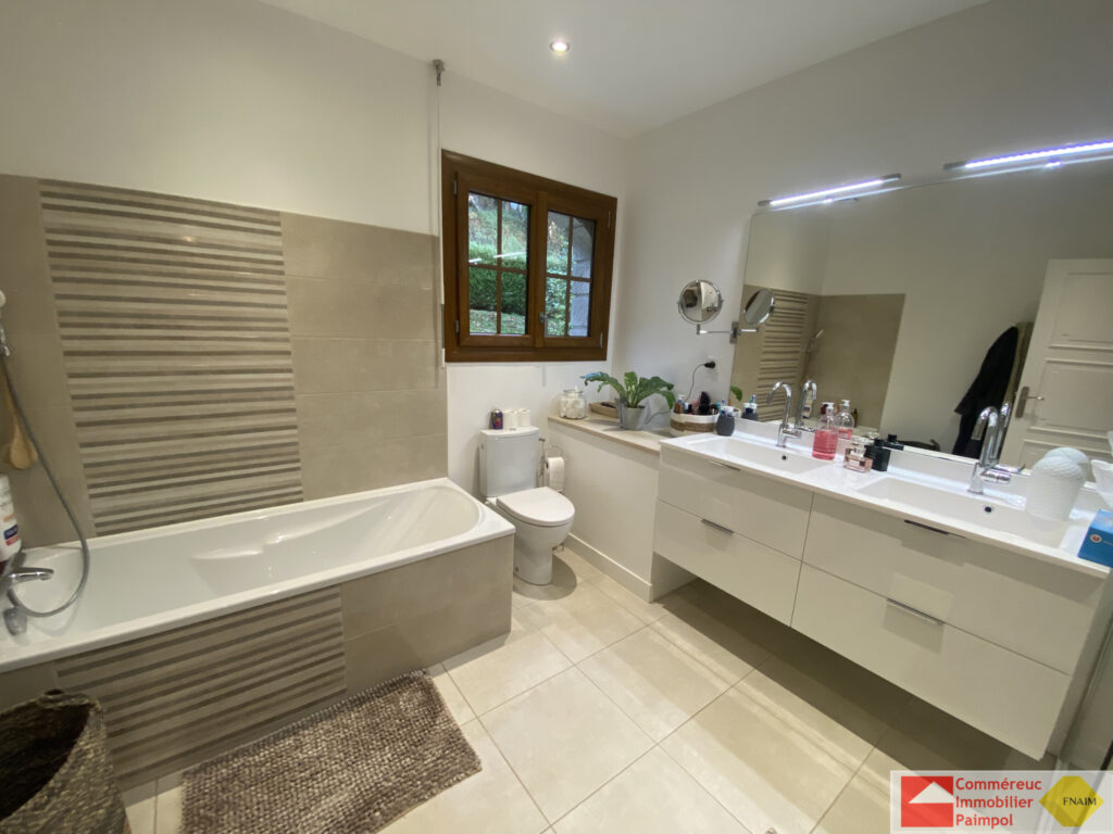 Vue sur mer, belle néo-bretonne rénovée, 200m2, 8 pièces, te – 8 pièces – 5 chambres – 223.85 m²