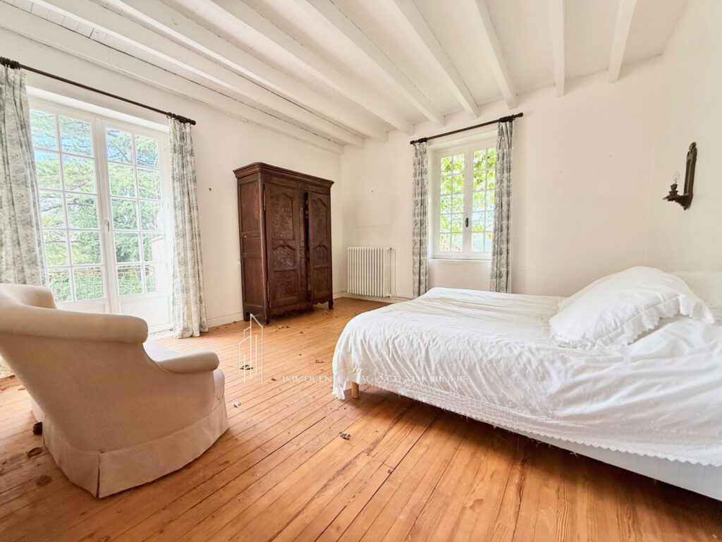 Annonce immobilière   Exceptionnelle propriété à Cheyssieu.  – 9 pièces – 6 chambres – 300 m²