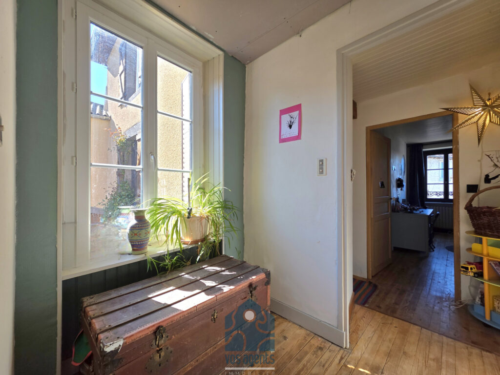 Maison de village avec cour, terrasse, caves, granges et par – 7 pièces – 5 chambres – 180 m²