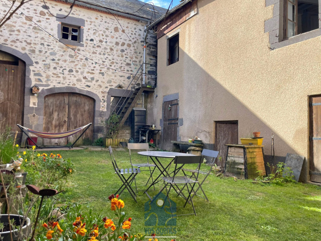 Maison de village avec cour, terrasse, caves, granges et par – 7 pièces – 5 chambres – 180 m²