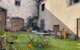 Maison de village avec cour, terrasse, caves, granges et par – 7 pièces – 5 chambres – 180 m²