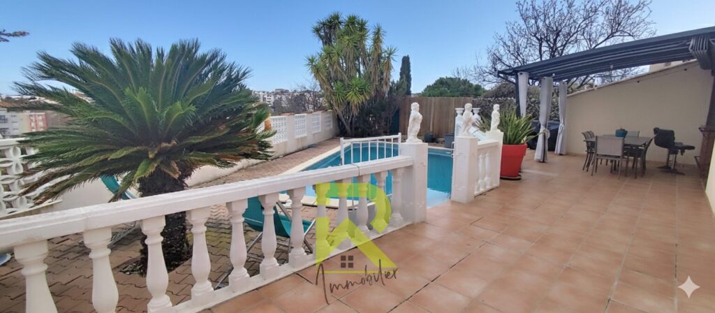 Villa avec grand garage et piscine – 5 pièces – 4 chambres – 106.26 m²