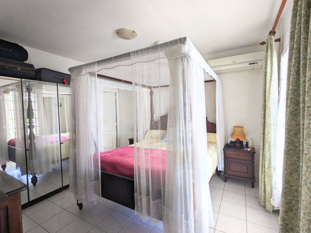 PROPRIETE 10 PIECES VUE DEGAGEE – 10 pièces – 7 chambres – 245 m²