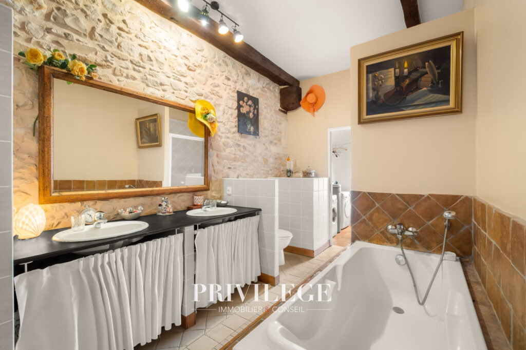 Duplex de standing au dernier étage d&rsquo;une bâtisse du XVIIe s – 4 pièces – 3 chambres – 134 m²