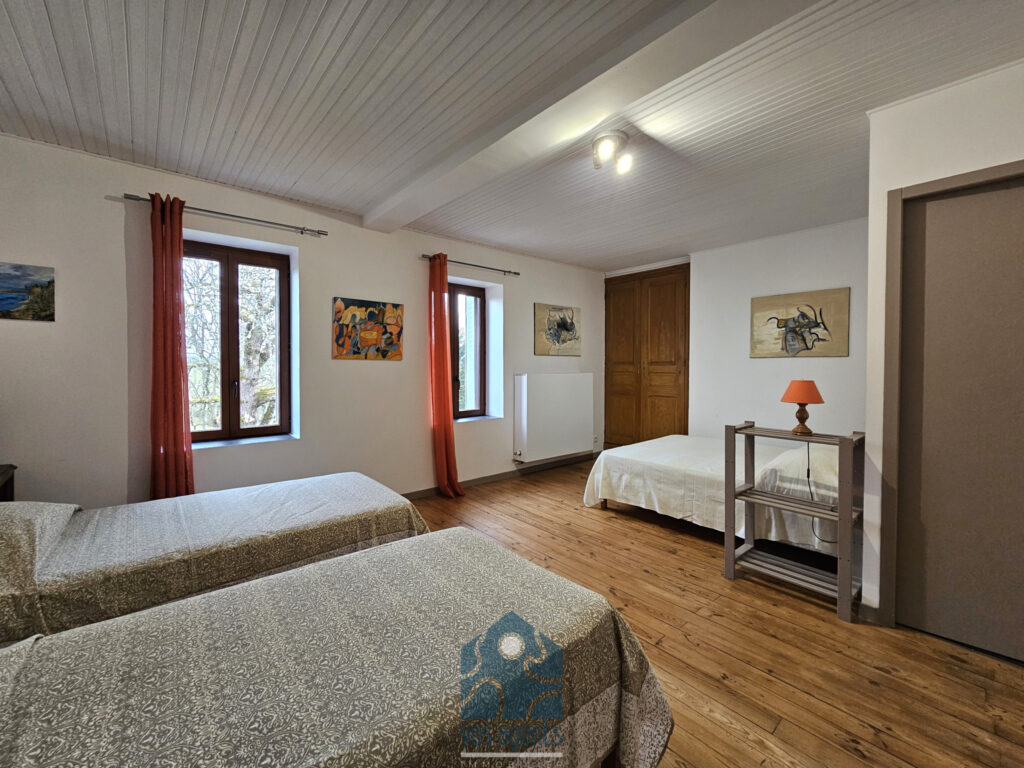 Propriété 9 pièces avec gîte et partie privative, grange, pi – 9 pièces – 6 chambres – 300 m²
