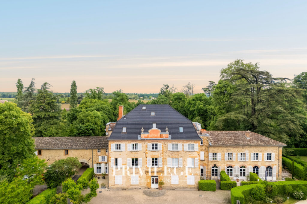 Duplex de standing au dernier étage d&rsquo;une bâtisse du XVIIe s – 4 pièces – 3 chambres – 134 m²