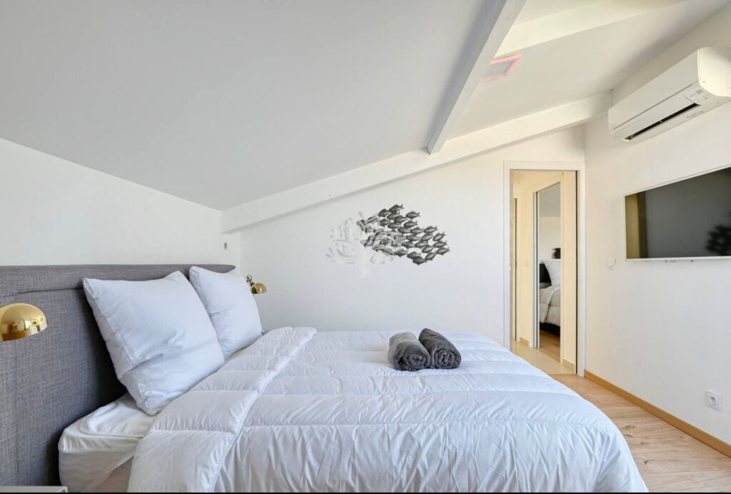 A VENDRE SANARY SUR MER PENTHOUSE D&rsquo;EXCEPTION VUE MER TROPEZ – 4 pièces – 3 chambres – 104.61 m²