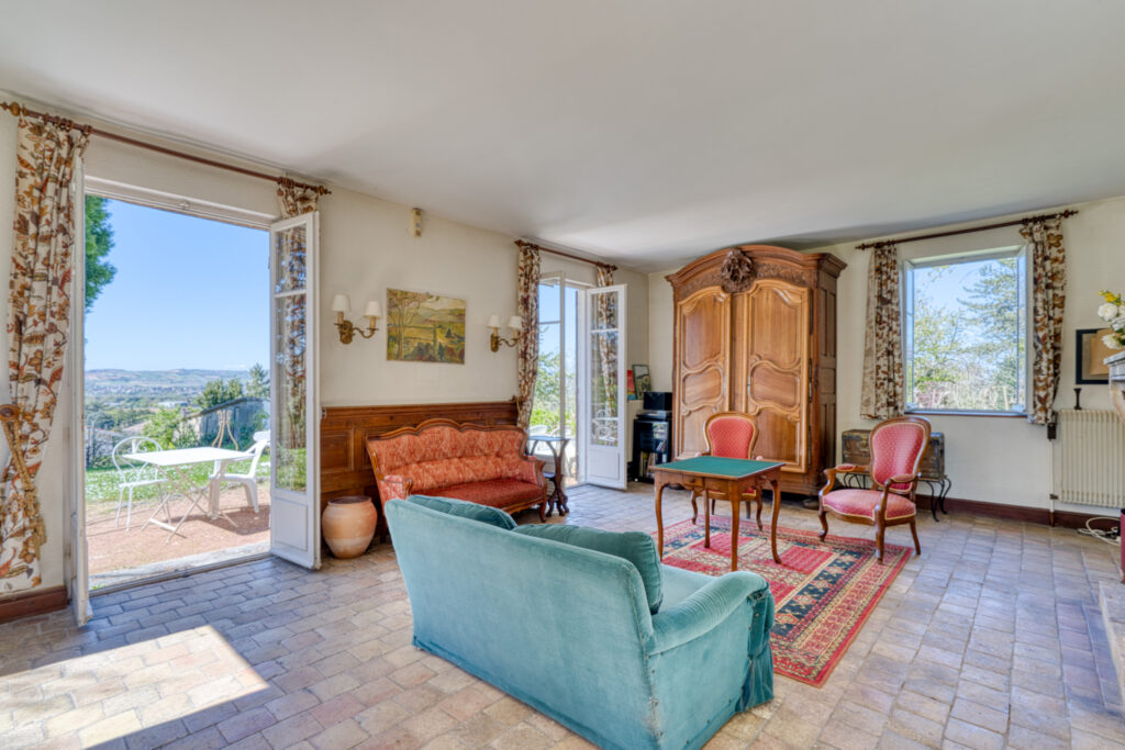 Chasselay propriété avec terrain calme, piscine et vue extra – 9 pièces – 7 chambres – 174.47 m²