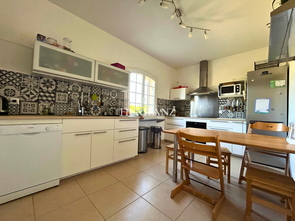 Maison familiale avec vue château à Rauzan, piscine et studi – 6 pièces – 4 chambres – 152 m²