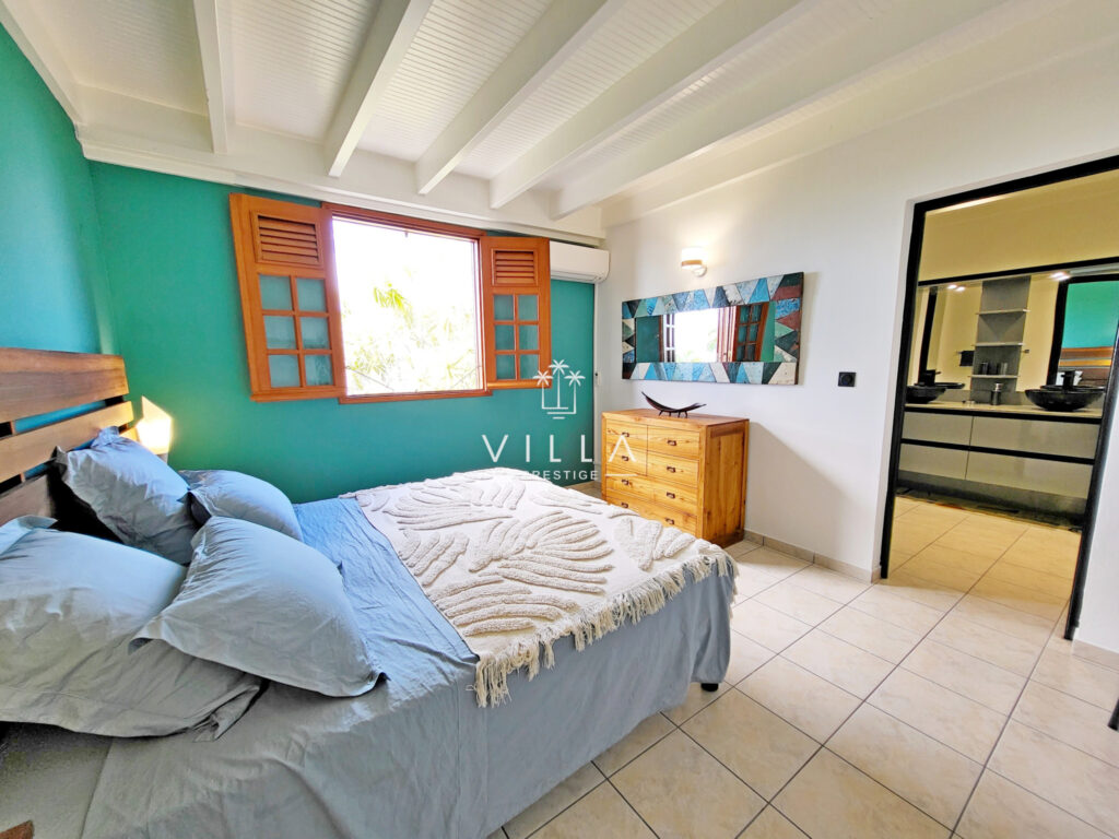 SUPERBE VILLA VUE MER 4 CHAMBRES+BUREAU – PISCINE – DESHAIES – 6 pièces – 4 chambres – 195 m²