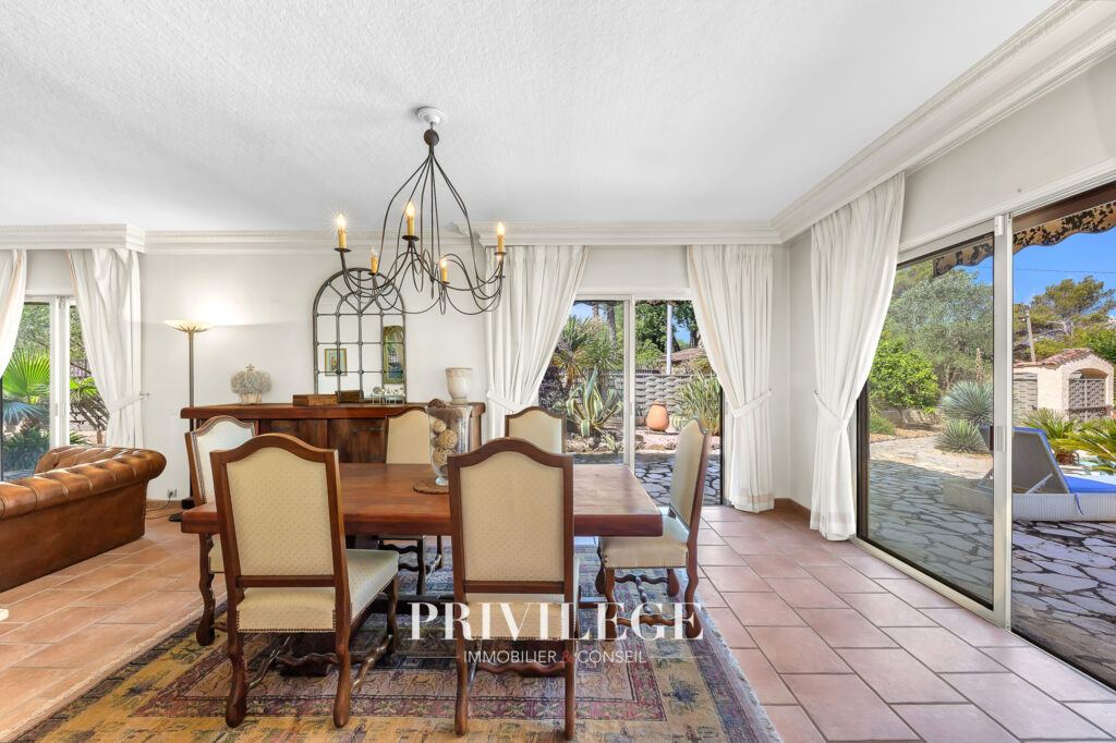 Mougins   Villa familiale au charme intemporel avec vue déga – 7 pièces – 6 chambres – 170 m²