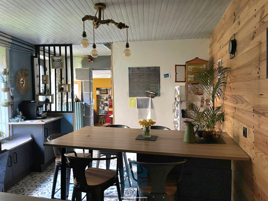 Maison de village avec cour, terrasse, caves, granges et par – 7 pièces – 5 chambres – 180 m²