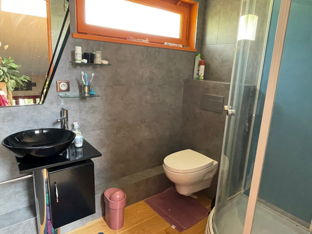 Beaujolais vert : maison calme, écologique avec vue et pisci – 7 pièces – 5 chambres – 228.26 m²