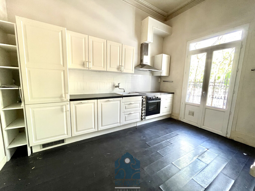 Hôtel particulier sur 3 niveaux avec terrasse  – 8 pièces – 5 chambres – 226.41 m²