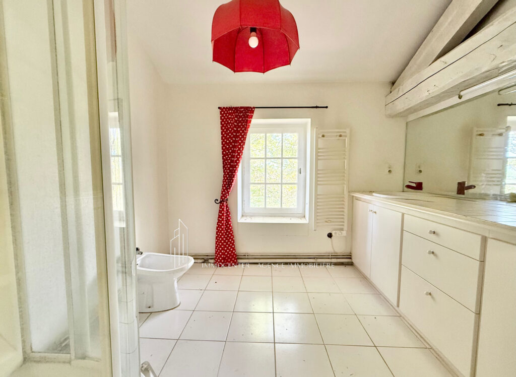 Annonce immobilière   Exceptionnelle propriété à Cheyssieu.  – 9 pièces – 6 chambres – 300 m²