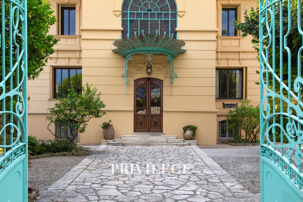 Villa historique d&rsquo;exception   Nice (1901)   824 m2 habitabl – 11 pièces – 7 chambres – 824 m²