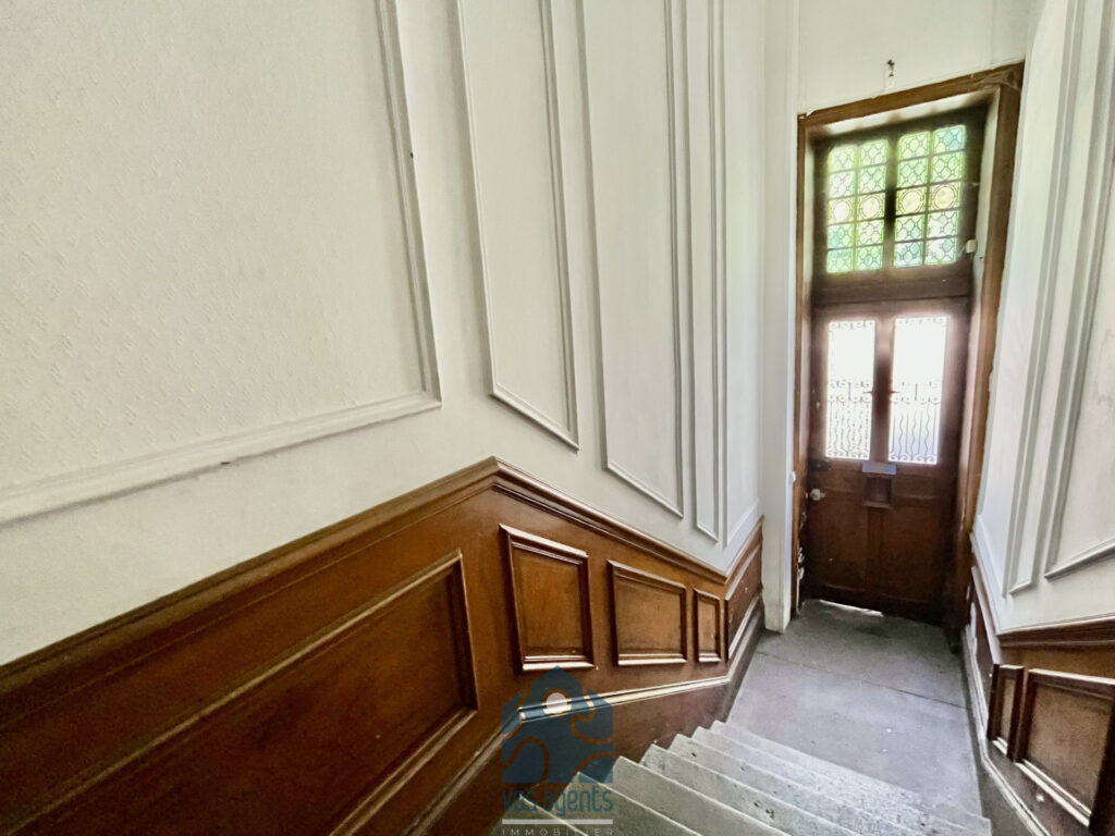 Hôtel particulier sur 3 niveaux avec terrasse  – 8 pièces – 5 chambres – 226.41 m²