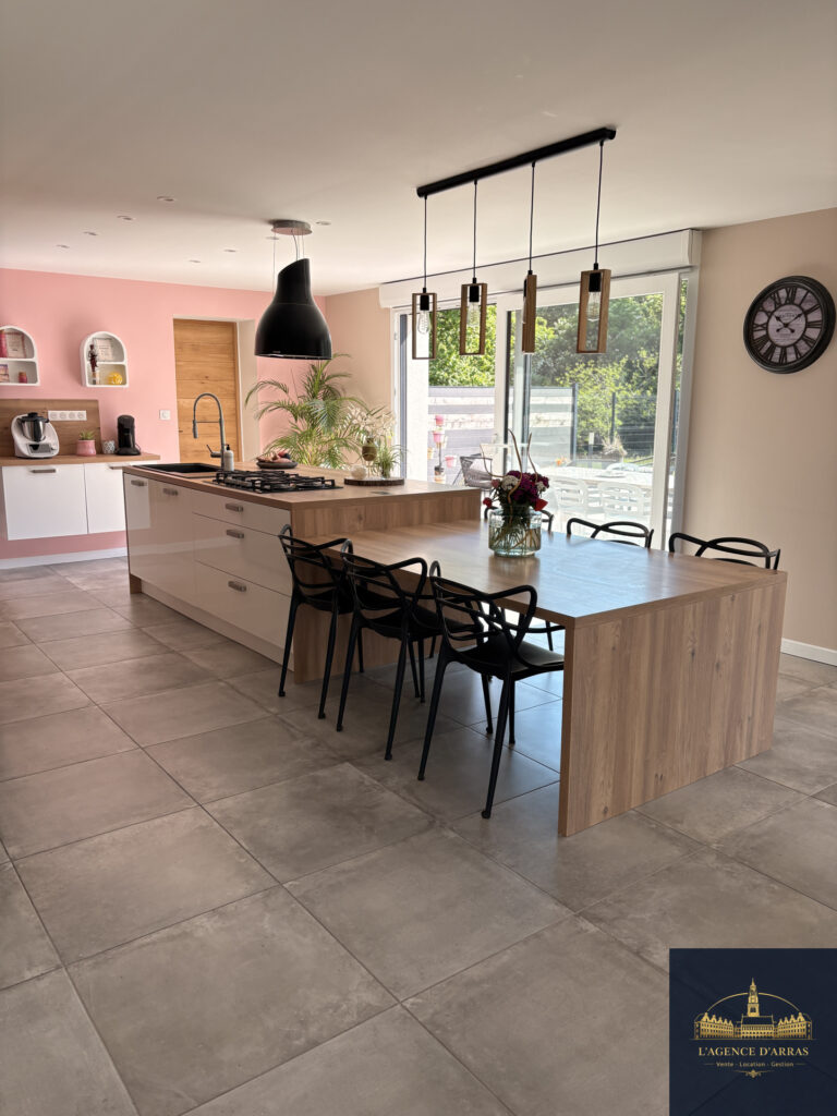 MAISON NEUVE IDEALEMENT SITUÉE CUA – 7 pièces – 5 chambres – 181 m²