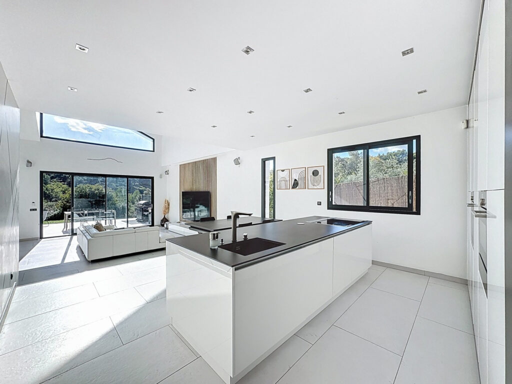 Parcelle avec nombreux oliviers. – 5 pièces – 4 chambres – 174 m²
