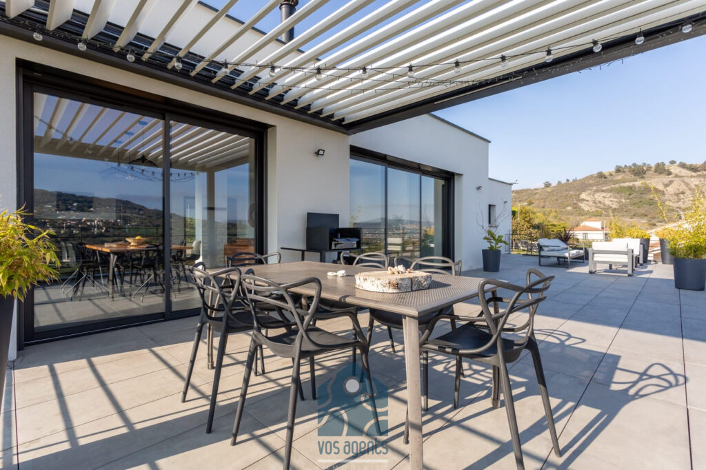 Villa avec vue, piscine, terrasses et garages – 6 pièces – 4 chambres – 170 m²