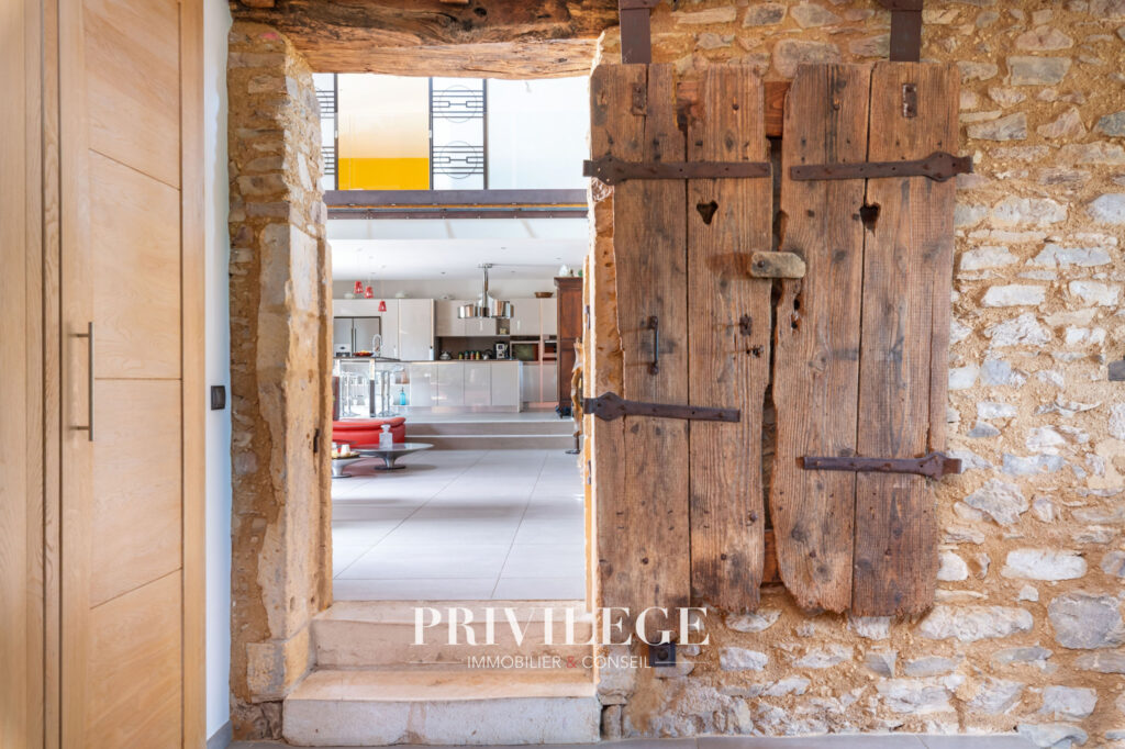 Ancien corps de ferme rénové, vue imprenable, 5 chambres – 6 pièces – 5 chambres – 304 m²