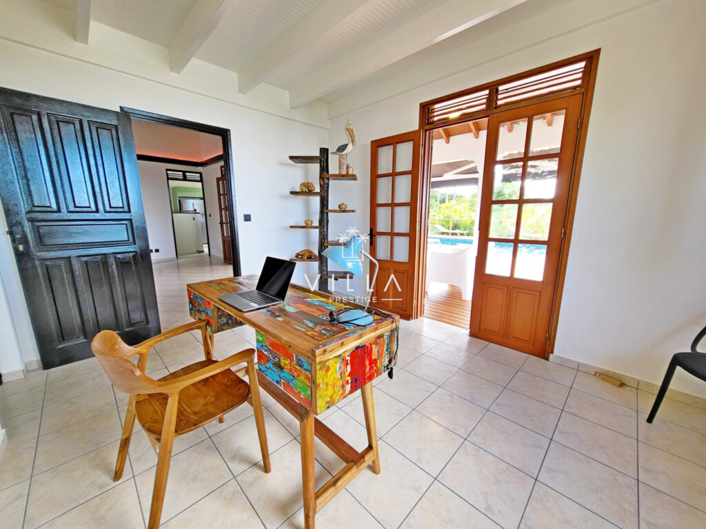 SUPERBE VILLA VUE MER 4 CHAMBRES+BUREAU – PISCINE – DESHAIES – 6 pièces – 4 chambres – 195 m²