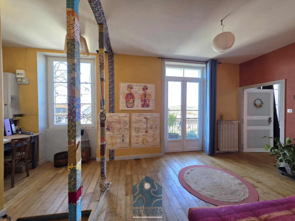 Maison de village avec cour, terrasse, caves, granges et par – 7 pièces – 5 chambres – 180 m²