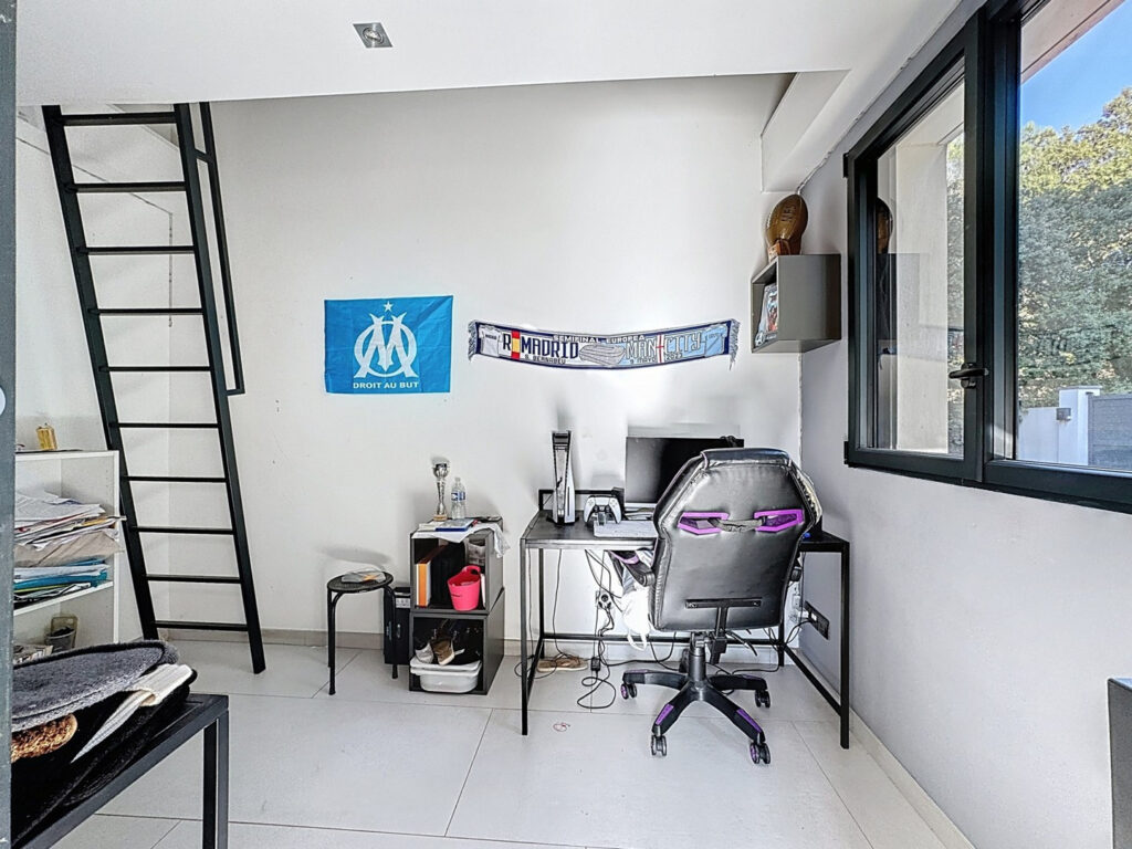 Parcelle avec nombreux oliviers. – 5 pièces – 4 chambres – 174 m²