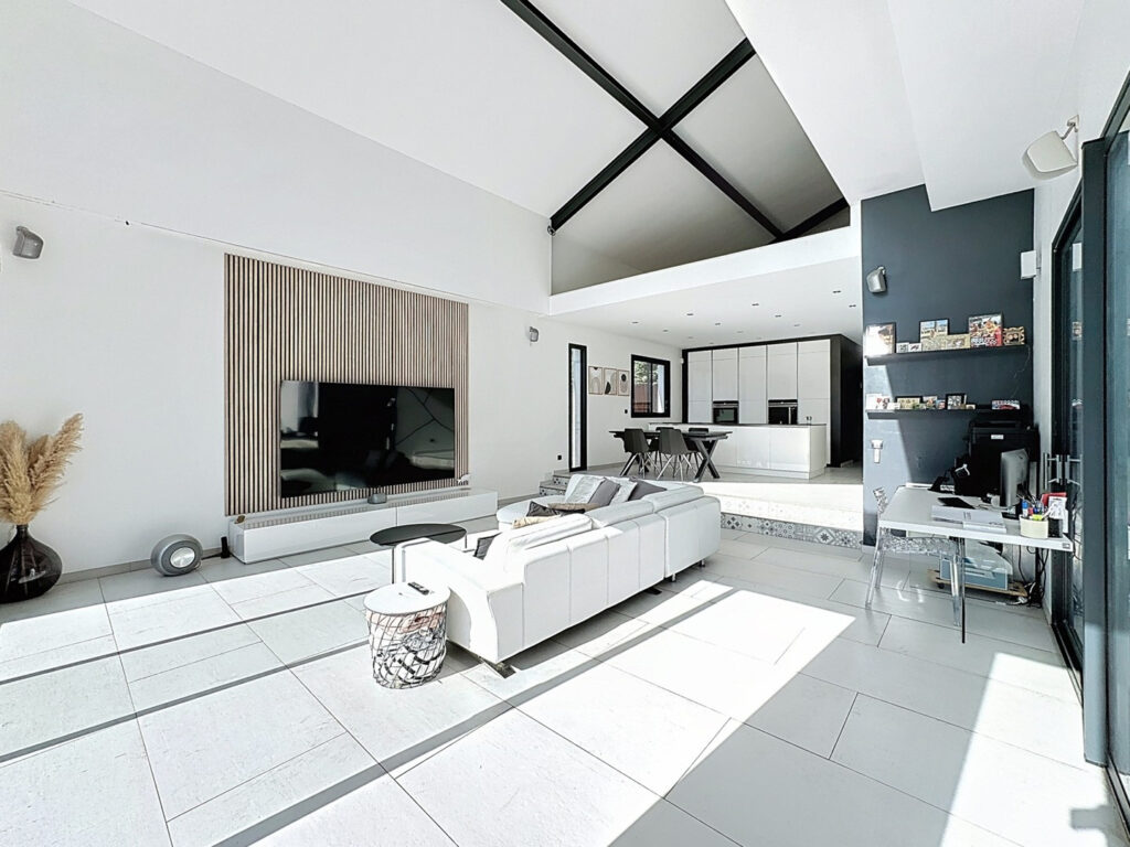 Parcelle avec nombreux oliviers. – 5 pièces – 4 chambres – 174 m²