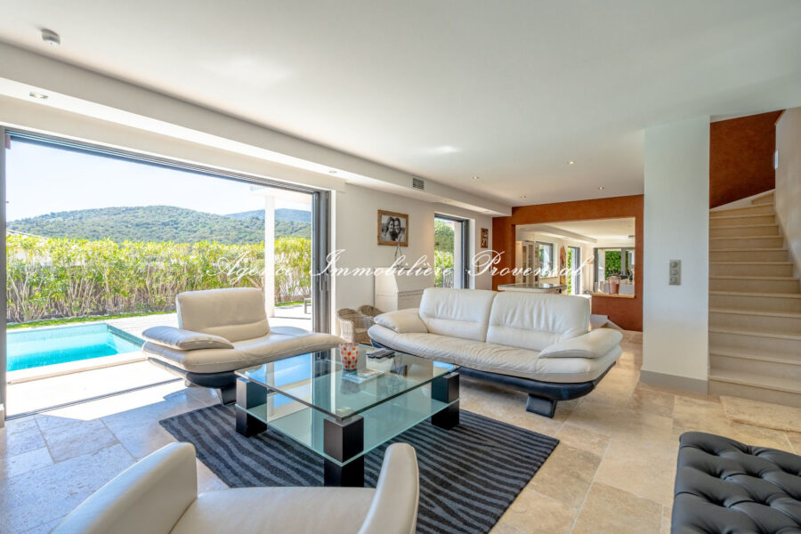 Maison à vendre à Sainte-Maxime — Vue montagne — photo 1