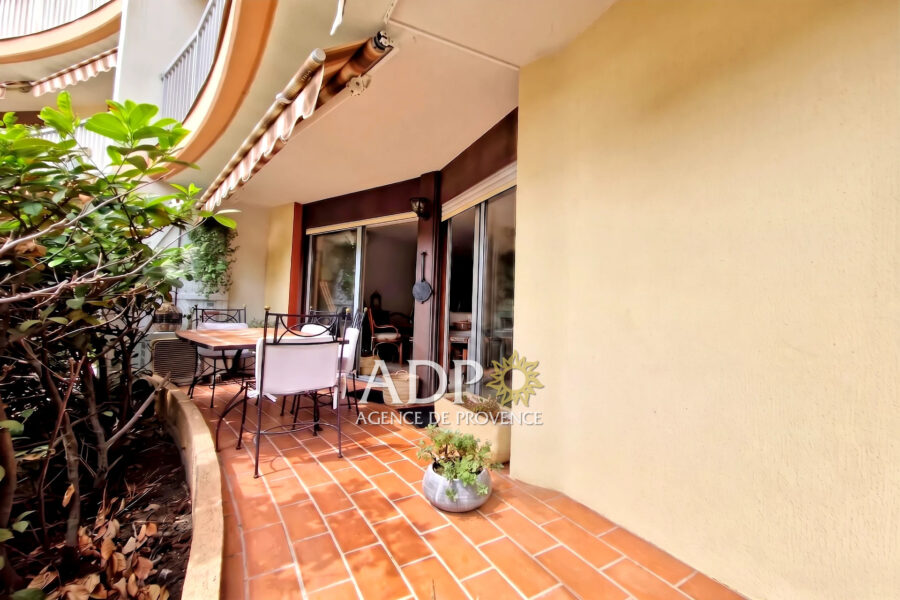 Appartement à vendre à Mandelieu-la-Napoule — Vue parc & jardin — photo 2