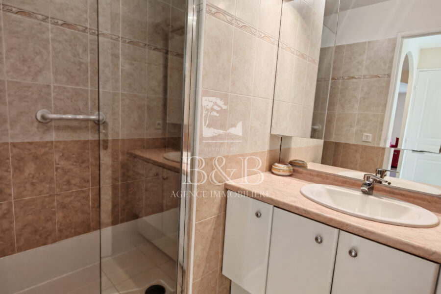Appartement à vendre à Saint-raphaël — Vue sur la ville — photo 8