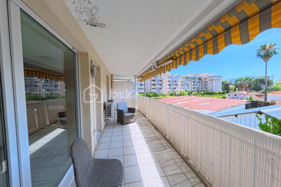 Appartement à vendre à Golfe juan — Vue sur la ville — photo 1