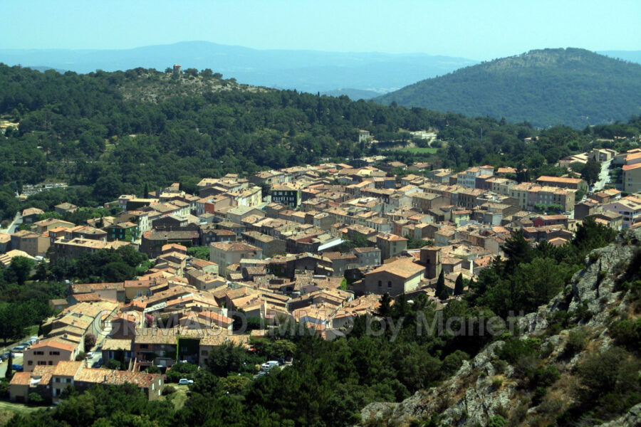 Terrain à vendre à La garde-freinet — Vue sur la ville — photo 1