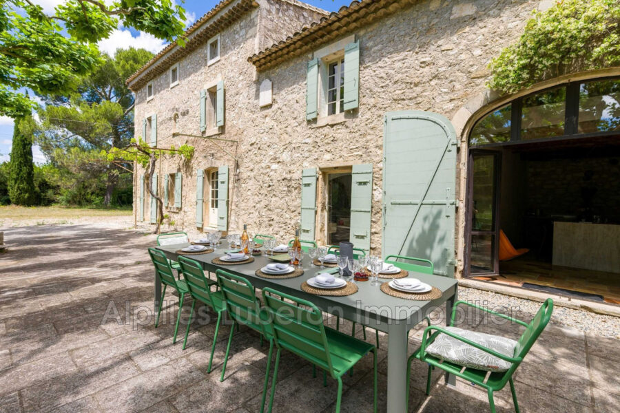 Maison à louer à Eygalières — Vue parc — photo 3