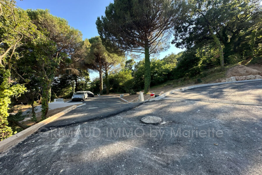 Terrain à vendre à La garde-freinet — Vue sur la ville — photo 3
