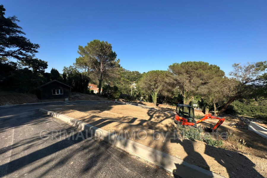 Terrain à vendre à La garde-freinet — Vue sur la ville — photo 4