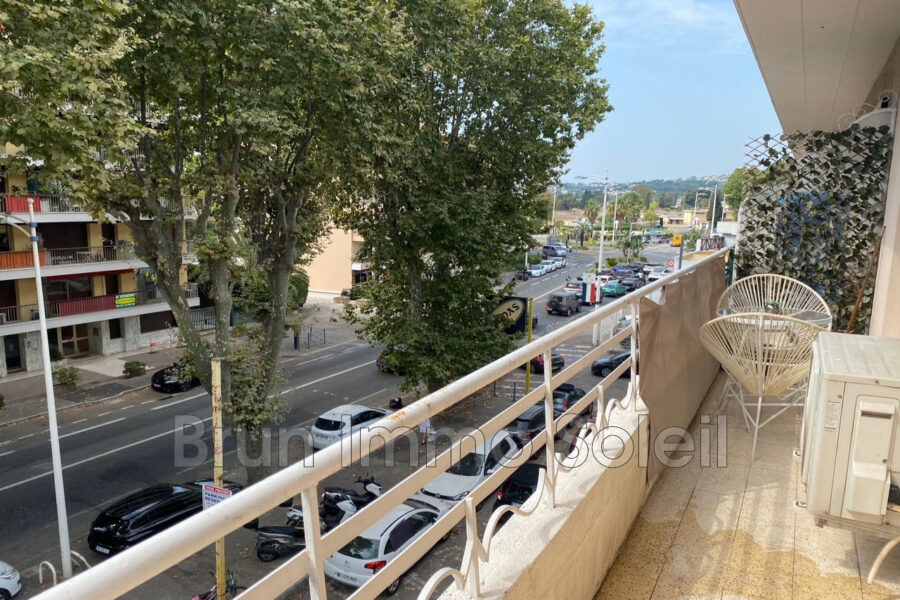 Appartement à vendre à Cagnes-sur-mer — Vue sur la ville — photo 1