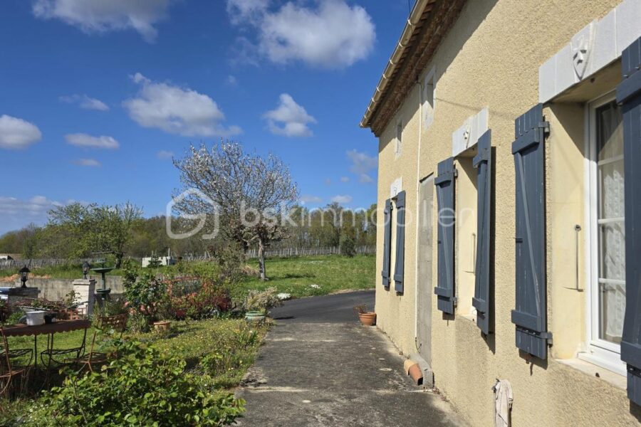 Maison à vendre à Saint bonnet sur gironde — Vue nature — photo 1