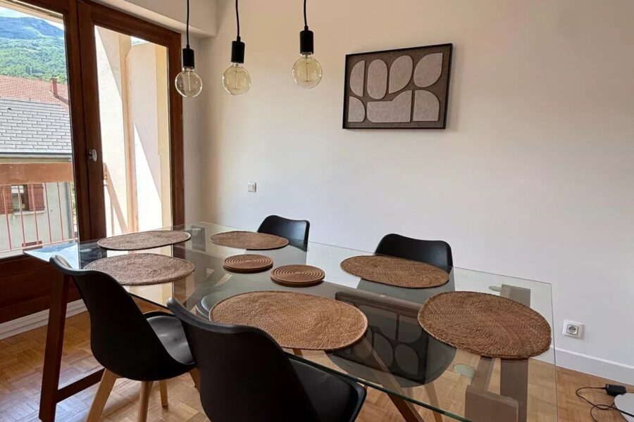 Appartement à louer à Saint-jean-de-maurienne — Vue montagne — photo 3