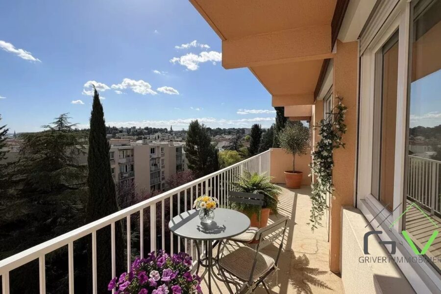 Appartement à vendre à Nîmes — Vue sur la ville — photo 1